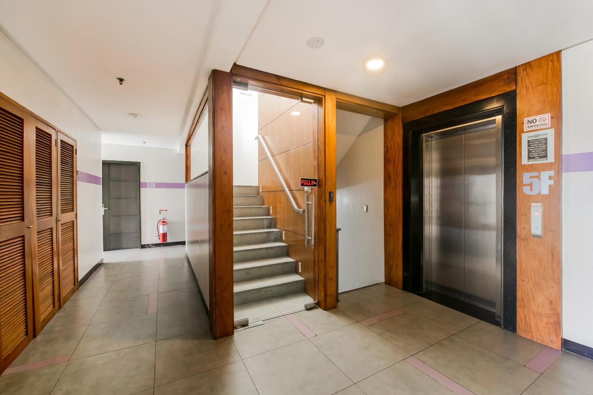 Oyo 136 Regal Residences Quezon City Zewnętrze zdjęcie